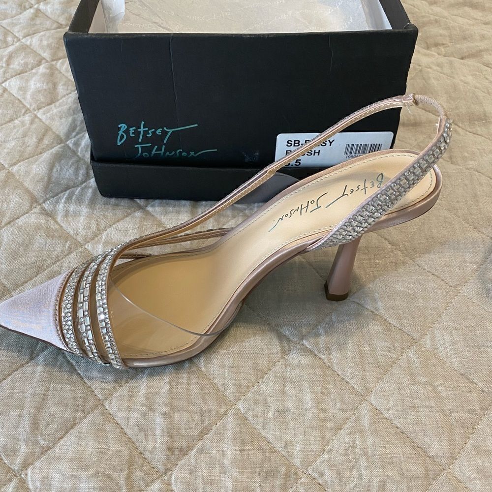 NEW IN THE BOX Betsey Johnson Eisley Pink Pumps - Picture 13 of 16